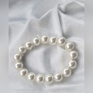 Stretchy white bulbous faux pearl luster beaded bracelet